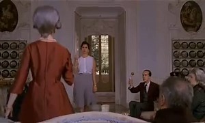 7.Debora Caprioglio paprika exposee devant invites