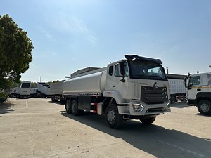 [Hot Item] Sinotruk HOWO 4X2 6X4 8X4oil Delivery Tanker Transport Fuel Gasoline Water Oil Tank Liquefied Petroleum Petrol Delivery Refueling Diesel Tanker Truck