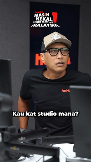 Dah faham kan kenapa Fara tak datang kerja? Sebab salah office guys! Fara lupa yang hari ni kita dah kat studio baru kat Bangsar 🥹Tapi takpaaa, KJ, Johan dan AG bagi kebenaran untuk Fara ponteng 😜 Guys! Jom layan Hot Squad sekarang! Apa? Frekuensi tak ons? Alah! Audio kan ada? Install sekarang, dan dengar kat mana je u guys berada 🙌🏻 #HotFM #bekpeshot #HotSquad #YangHangatDanTerbaik #RadioNo1 #kjjadidj | Hot FM