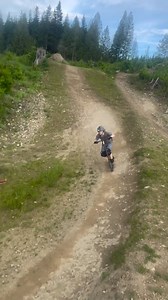 ¿Un Scooter en rampas de bicicleta? ¿Qué opinan?@ethan.brunette #rider #scooter #mtb #jumps #crazy #skill #jump #dirt | BikeCheck