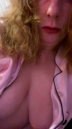 Honeyfleur fucks herself hard