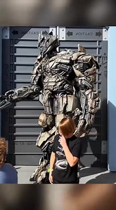 Don't make him angry 😡😞😂🤣 #UniversalStudios #bumblebee #robot #megatron | Hountra