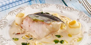 Merluza a la plancha con fondu de puerros