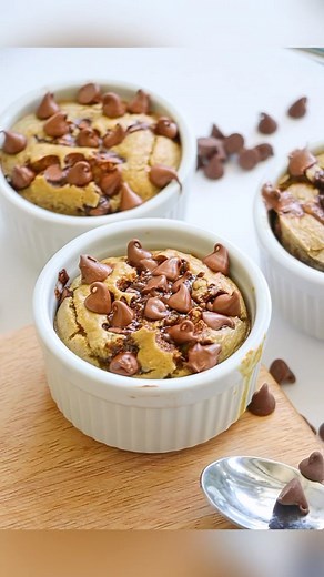 Sam Schnur on Instagram: "Java Banana & Chocolate Baked Oats using @monsterenergy new Java Monster Flavor: Café Latte! I loveeee baked oats not only because they’re easy to make, but because it’s the perfect excuse to eat dessert for breakfast😊 And these are super delicious AND energizing! The new Café Latte flavor might be my favorite yet too. Try it out and let me know what you think! #PHAAT #JavaMonsterPartner …. RECIPE: * Blend together 1 cup rolled oats, 1 banana, 2 egg, 1/3 cup milk of ch