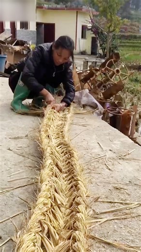 66K views · 516 reactions | Straw stool weaving is understood to be a form of intangible cultural #heritage that is about to disappear. This craftswoman shows how she weaves scattered straw into a stool. #Craftsmanship #FunChina | China Plus Culture | Facebook