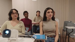 Groupe diversifié de jeunes étudiants adultes : vidéo de stock (100 % libre de droit) 3962071345 | Shutterstock