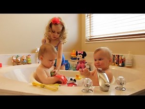 Купаем пупсиков настоящих в ванночке Little girl bathing her baby brothers