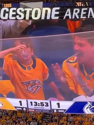 A beer chug from former #Titans star Taylor Lewan and a water chug from his daughter Wynne 🍻 (🎥 @KieserNick) | Green Bay Packers on CBS Sports