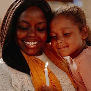 Tenn eit lys for sorg og sakn. På vår digitale bønevegg kan du tenne lys og be ei bøn. Lyset kan gi håp og bøna kan styrke. | Den norske kirke