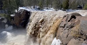 "The mighty melt": Video shows ice-filled waterfall at Tettegouche State Park