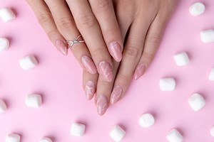 Le nail slugging, la technique TikTok pour dire adieu à vos ongles cassants