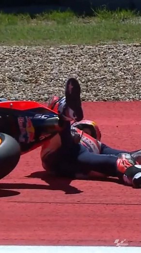 Heading for an incredible 7th win at COTA in a row, Marc Marquez suddenly stunned all to silence! 😱 In 2019 he crashed out of a 3.5 second lead giving up his victory streak in America! 🤯 #AmericasGP 🇺🇸 | MotoGP