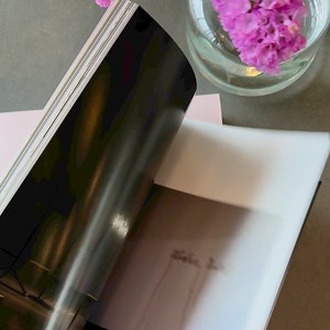 Specialerbjudande — Conny Karlsson Lundgren: I Kiss Your Eyes / Jag kysser dina ögon💥 Missa inte helgens erbjudande! I samarbete med Art & Theory Publishing har Bonniers Konsthall producerat den första monografin över Conny Karlsson Lundgrens konstnärskap. Monografin innehåller ett rikt bildmaterial med texter av författare, curatorer och forskare med djupgående kunskap om konstnärens arbete. Helgens erbjudande (fre till sön): 295 kr (ord. pris 329 kr) Redaktörer: Albin Hillervik, Joanna Nordin