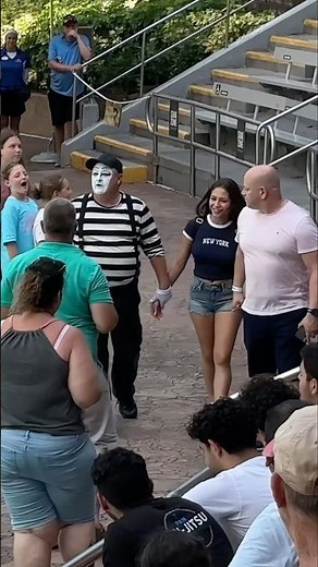 Watch until end 🤣🥰 Tom mime Seaworld #seaworldmime #funnyvideos #funny #seaworld #funnymoment
