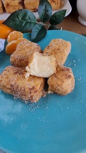 ¿Qué te parece si preparamos CREMA FRITA ? En lugar de leche frita igual de fácil pero mucho más rica. Está buenísima. Si te GUSTA ❤️ esta receta COMPARTE ✈️ COMENTA 💬 y también puedes GUARDARLA 🔐 🟠 INGREDIENTES: 500 ml de leche entera 2 yemas de huevo 1 huevo entero M 50 gr de azúcar blanco 40 gr de maizena o harina fina de maíz Una ramita de canela 2 lascas de la piel de un limón; solo la parte amarilla Harina y huevo Aceite para freír Azúcar y canela #recetas #cremafrita #SemanaSanta #repo