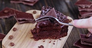 「チョコレートケーキをフォークで詰めたチョコレートと分ける。デザートボードにチョコレートケーキを詰めたチョコレートと分ける」の動画素材（ロイヤリティフリー）1092483607 | Shutterstock