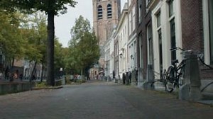 KOM jij ook snel KIJKEN in de Oude Kerk? In de nieuwe tentoonstelling reis je door de tijd en ontdek je de onmisbare rol van Delft in de wereld van de microbiologie🦠🔬. Ervaar hoe de zelfgemaakte microscopen van Antoni van Leeuwenhoek een heel nieuw universum hebben geopend en hoe zijn onderzoek de basis heeft gelegd voor ons begrip van micro-organismen. | Visit Delft