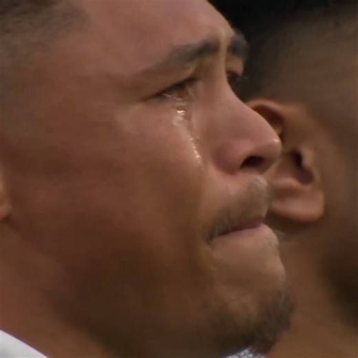 Antes del inicio del partido entre Nueva Zelanda y Australia, el himno nacional neozelandés "God Defend New Zealand" fue cantado en inglés y en Te Reo Maorí por nadie menos que el padre de Caleb Clarke, el ex All Black Eroni Clarke. Al parecer, esto fue una completa sorpresa, y Caleb, que no había sido informado de ello de antemano, fue visto en cámara secándose las lágrimas. | Pasion Por Rugby