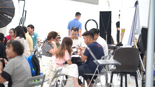 Dù 18, 28 hay 58, ai cũng muốn mình thật lung linh trong những bức hình Người ta hay bảo "Nghệ thuật là ánh trăng lừa dối", vì "ai cũng muốn mình xinh, ai cũng muốn lên sóng thật lung linh" đúng không nào? Dù cho mình có còn tuổi teen, ở tuổi trung niên hay đã về già, thì vẫn luôn có nhu cầu được "lên sóng lung linh". Chính vì vậy, học viên của lớp Sam luôn không phân biệt độ tuổi, giới tính. Chỉ cần bạn có ước muốn được chụp ảnh đẹp, được lưu giữ lại những khoảnh khắc khó quên bằng những bức ản