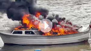 Gewaltige Rauchwolke über Hamburg: Mitten auf der Elbe spielt sich ein Drama ab