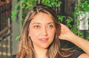 45 Tahun Gak Berubah, Pesona Awet Muda Sarah Azhari Bikin Ayu Ting Ting Salah Tingkah