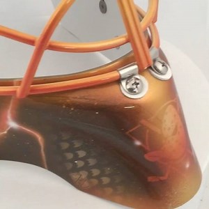 Jhonas Enroth wanted to test a new mask look for his new Anaheim Ducks mask🐤... He wanted glitter, a lot of glitter...😊🎨✨ So we started to brainstorm and we came up with a true bling bling plan to unleash on the mask🤔. At the same time the design is also very subtle.... It is filled with DaveArt XXFX Glitter✨, and also DaveArt Flake FX✨... And it is all together transformed into a clean cut symphony of glitter. As the MaskNerd I am I love the challenge to always try to come up with new ideas