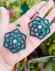 Makramee Ohrringe mit Selenita Stein, Mandala Blume Ohrringe - Etsy.de