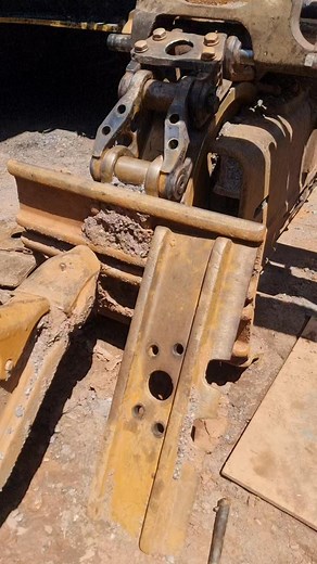 Install track link pin @excavator395 #mechaniclife | Charlie Jun Leong