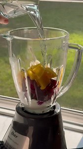¡4 pasos hacia la felicidad tropical! 🐉✨ Mezcla fruta del dragón, yogur FAGE Total y mango para obtener un batido cremoso y vibrante tan fácil de preparar como delicioso 💖🥤 https://es.fage/recetas/batido-de-yogur-de-4-ingredientes #FAGETotal #YogurGriego | FAGE