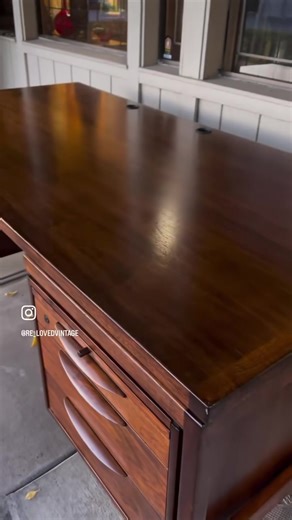 This handsome devil just arrived! Jens Risom mid century executive desk. #midcentury #midcenturymodern #jensrisom #executivedesk #desk #workfromhome #fresno #fresnocalifornia | Re-Loved Vintage