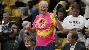 Bill Walton, a Hall of Fame player who became a star broadcaster, dies of cancer at 71