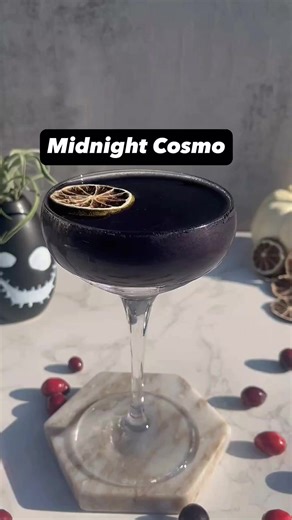 Midnight Cosmo! 2 oz Vodka 1 oz Licor de Naranja 1 oz Jugo de Arándanos 0.5 oz Jugo de Limón Carbón Activado 🖤 Puede sustituir el carbón activado por colorante alimentario negro o tinta de calamar. **** El carbón activado puede interferir con los medicamentos cuando se toma cerca en el tiempo (incluido el control de la natalidad), consulte a su médico antes de su consumo. Agregue vodka, licor de naranja, jugo de arándano, jugo de lima, carbón activado y brillo comestible a una coctelera. Agregu