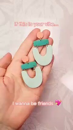 I’m so ready for summer with all of the bright color, palettes! What’s your summer color scheme looking like? #summervibes #chunkyearrings #summeriscoming #lastyearcollection | The Clay Impress