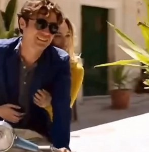 Anno 2015 Cult Movie Io che amo solo te è un film italiano del 2015 diretto da Marco Ponti.con Riccardo Scamarcio e Laura Chiatti Ninella ha cinquant'anni e un grande amore, Don Mimì, con cui non si è potuta sposare. Il destino le fa un regalo inaspettato: sua figlia decide di convolare a nozze proprio con Damiano, figlio dell'uomo che ha sempre sognato | Il Favoloso Mondo degli Annunci Televisivi