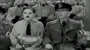 Charlie Chaplin - Le Dictateur - (Discours 1940) Le Dictateur est le premier film parlant de Charles Chaplin. Chaplin interprète à la fois un modeste petit barbier juif qui vit dans le ghetto, et Hynkel, le dictateur chef d’état de la Tomania. Dans son autobiographie, Chaplin dit avoir déclaré : “On n’a pas besoin d’être juif pour être anti-nazi. Il suffit d’être un être humain normal et décent.” Chaplin et Hitler sont nés à moins d’une semaine d’intervalle. “Il y avait quelque chose d’étrange d