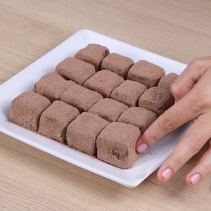 Simple way to make milk chocolate (4 ingredients) | YumMakers