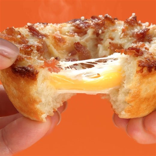 Cesarito mezcló 4 Quesos y Tocino y su resultado fue: felicidad. 😃🧡 Hazle Puff a tu día con una orden de Crazy Puffs 4 Quesos y Tocino. Disponible por solo $2.99 en tu pizzería más cercana. 🧀🥓 . . . #LittleCaesarsSV #PizzaPizza #Siemprelista #HotNReady #PizzaLovers #CrazyPuffs #4QuesosYTocino #HazlePuffATuDia | Little Caesars El Salvador