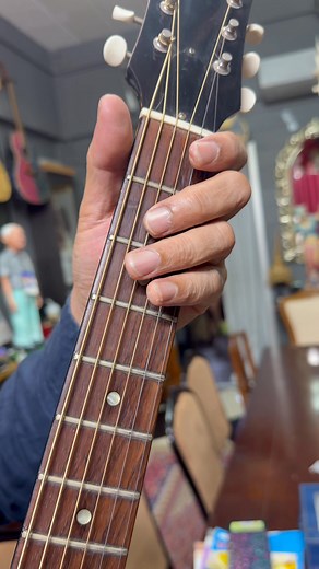 🪾 ฝึกท่อนขึ้นเพลง “มนต์ไทรโยก” _____ เล่น LOOP NOTE เพียงโน้ตเดียว แล้วสลับคอร์ดเอา ท่อนสุดท้าย ได้ฝึก ความแม่นยำของนิ้วด้วยครับ สอนฟรีพี่ทุ่มใจให้น้อง | Bom Sincharoen Acoustic Guitar