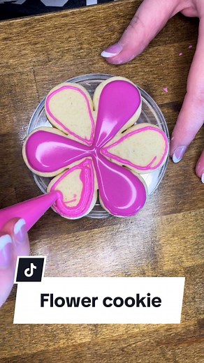 Decorate a flower cookie with me! 🌸 #kcskitchen #smallbusiness #cookietok #fypage #cookier #foryoupage #sugarcookies #cookiedecorating #local #temu #noahkahan