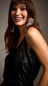 La clave para una noche perfecta: actitud, risas y un toque de Morgan de Toi 😉 Top con tirantes finos negro mujer: 242-BAIA | Morgan