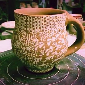 My inlay process is slow and methodical. But it's a process that I love and get deeply into. Enjoy. . Happy #mugshotmonday!! . 🎶Solomun: After Rain Comes Sun🎶 #Koreanpotteryinfluence #mishima #sanggam #opasanggamstyle #керамика #เครื่องเคลือบดินเผา #seramikler #keraamika #đồgốm #kulolchilik #кераміка #seramik #cerámica #cerámica #clay #inlay #krukmakare #kastruller #pottebakkery #խեցեգործարան #মৃত্শিল্প #hrnčířství #fazekasság #فخار #michaelklinepotteryvideo | Michael Kline Pottery