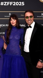 ZFF-Eröffnung mit Dakota Johnson: Offene Beziehungen & Eifersucht auf dem grünen Teppich Die 21. Ausgabe des Zurich Film Festivals startet mit Hollywood-Star Dakota Johnson, die ihre Beziehungskomödie «Splitsville» zeigt. Der Film handelt von einer offenen Beziehung. Auf dem grünen Teppich verraten Bundesrätin Elisabeth Baume-Schneider, Dabu Bucher, Carol Schuler & Co. wie sie dazu stehen und welche Rolle Offenheit und Eifersucht in ihren Beziehungen spielen. #zff | Schweizer Illustrierte