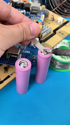 Teaching you how to solve the problem when soldering 18650 cells with an electric soldering iron and the solder won’t stick. #SolderingTips #18650LithiumBattery #Flux | Laptop Repair Secrets