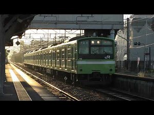 静かな昭和のローカル駅畝傍で交換する通勤電車201系