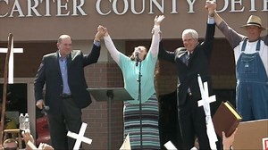 Kentucky Clerk Kim Davis Out of Jail and Greeted by Supporters