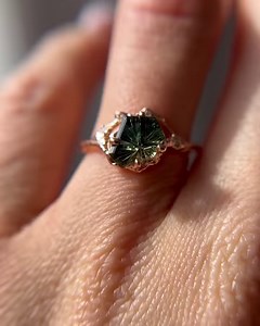 This stone is a fairytale dream 🧚🏻‍♂️🧜🏼‍♀️🧝🏻‍♀️✨ Build Your Own Juniper Solitaire with Montana sapphire and diamond accents and a stunning Parti color Australian sapphire in a Freeform Starbrite cut by @johndyergems • • • #oliviaewing #oliviaewingjewelry #naturelovers #nature #naturejewelry #branchjewelry #forestjewelry #natureasthetic #cottagecore #cottagestyle #fairytale #fairyaesthetic #fairycore #acotar #feyre #fairylife #acotarjewelry #acourtofthornsandroses #acotafanart #fairytail #f