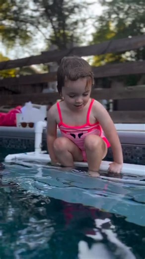 Little toddler, BIG skills! We love to see it!! 🤩🥰 ISR lessons will empower your little one to manage water safely and independently in just a few weeks time. Learn more and find a Certified Instructor near you at www.infantswim.com 💙 | Infant Swimming Resource