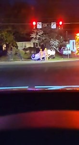 ENVIADO POR UN SEGUIDOR! 🔴 ROCKVILLE, MD| Un vehículo se accidentó el domingo en las inmediaciones de Veirs Mill Road y Edmonston Drive. El auto terminó volcado y el conductor fue rescatado y evaluado por paramédicos. Por el momento se desconoce el causante que provocó dicho incidente. | NOTICIAS DMV