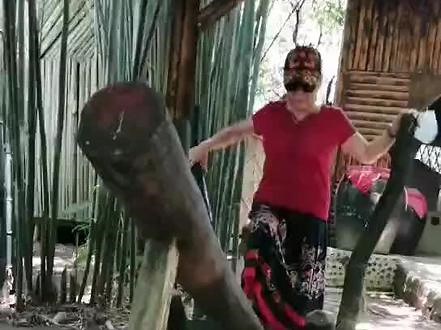 碓。舂米的工具，古人用脚连续踏动木杠后端，前端石头一起一落使谷成米或使米成粉2020-5-1