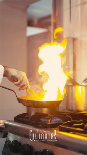 Bienvenues dans les coulisses de notre restaurant ! Aujourd’hui, nous vous offrons un aperçu exclusif de notre chef à l’œuvre, créant des plats raffinés qui ravissent les papilles. 🍽️✨ Voyez comment chaque ingrédient est soigneusement sélectionné et chaque technique minutieusement exécutée pour vous offrir une expérience culinaire inoubliable. De la fraîcheur des produits à la précision des gestes, chaque détail compte. #CuisineGastronomique #ChefEnAction #CoulissesRestaurant #ArtCulinaire #Dég